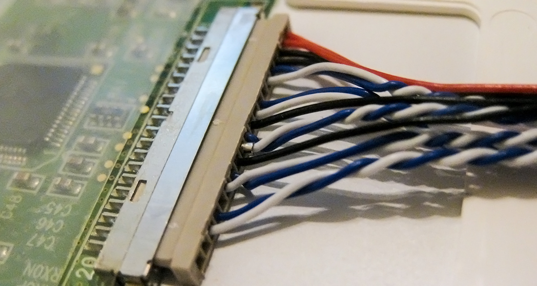 A 20pin 8-Bit LVDS cable plugged into an  LTN141XF-L03 lcd panel